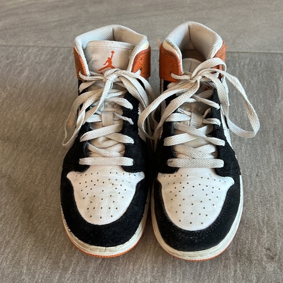 BIG KIDS' AIR JORDAN RETRO 1 MID SE White/Black/Starfish/Vivid Green - Picture 3 of 9